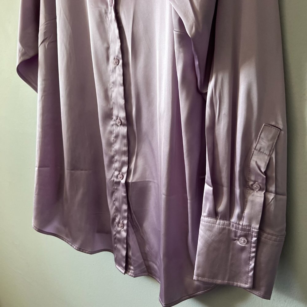 H&M Silk Feel Button Up / V-Neck Blouse - Size XL in Lilac Purple - Picture 3 of 11
